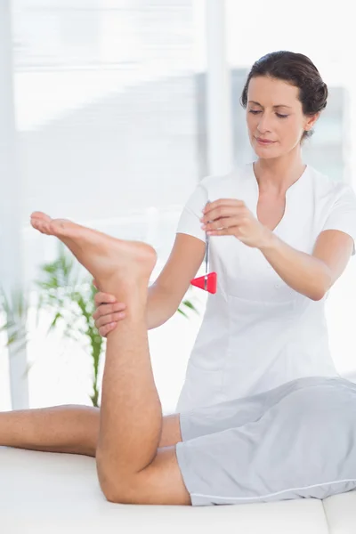 Physiotherapist using reflex hammer — Stock Photo, Image