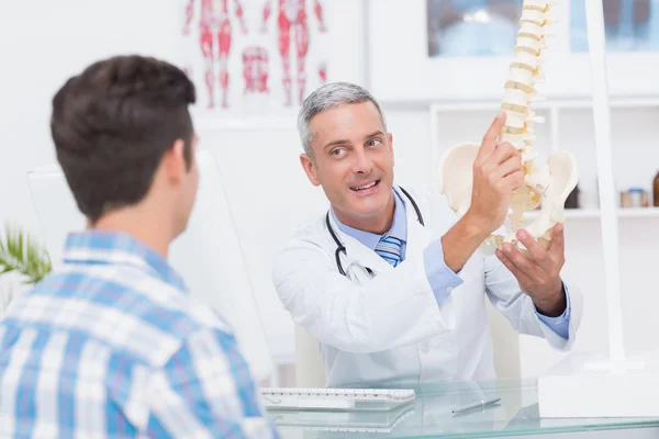 Médico que explica a coluna anatômica ao paciente — Fotografia de Stock