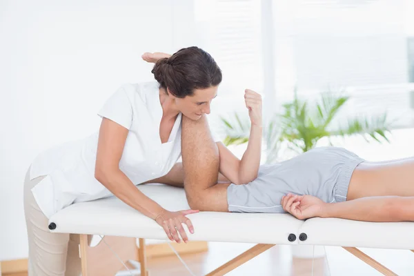 Fisioterapeuta fazendo massagem nas pernas — Fotografia de Stock