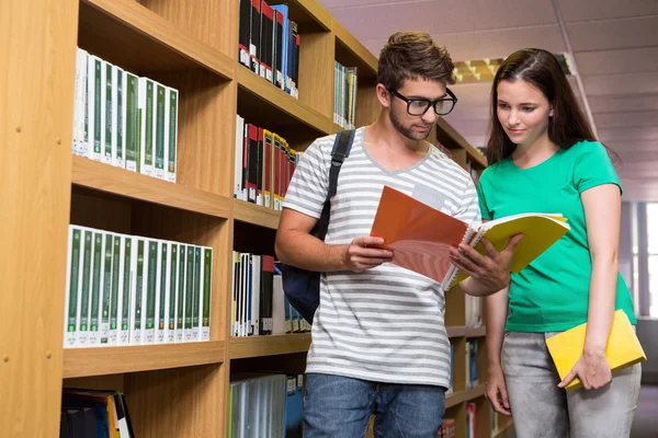 Estudantes lendo na biblioteca — Fotografia de Stock