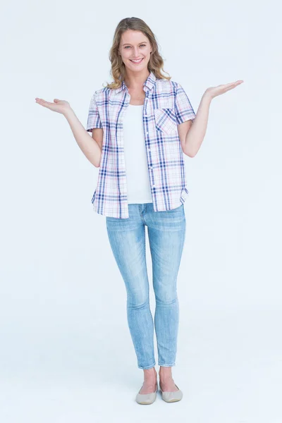 Vacker hipster presentera hennes händer — Stockfoto