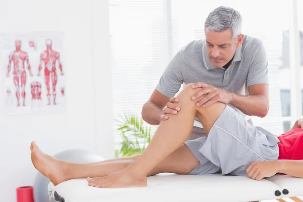 Homem tendo massagem nas pernas — Fotografia de Stock