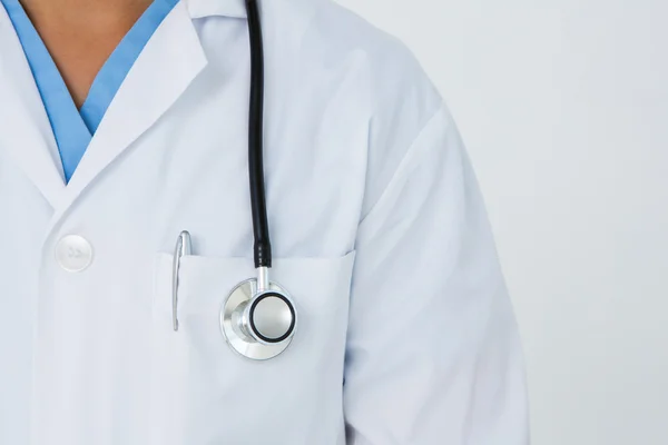 Läkare står med stetoskop — Stockfoto