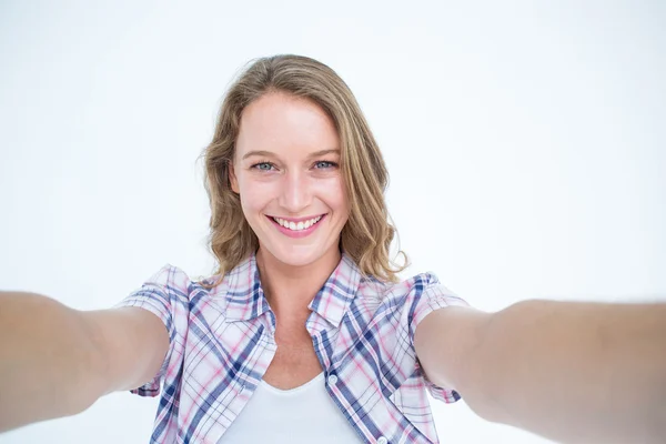 Feliz hipster sonriendo a la cámara — Foto de Stock