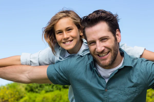 Vader en zoon hebben plezier — Stockfoto