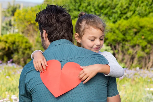 Hija dándole a papá una tarjeta de corazón — Foto de Stock