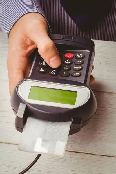 Man zijn pin invoeren op terminal — Stockfoto