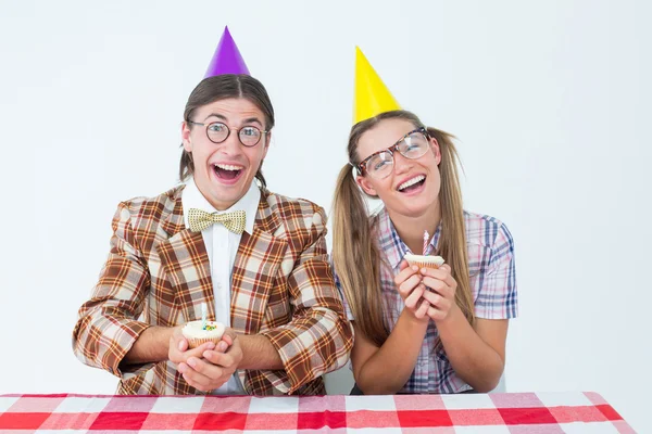 Geeky hipsters comemorando aniversário — Fotografia de Stock