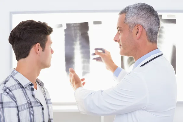 Docteur expliquant les rayons X à son patient — Photo