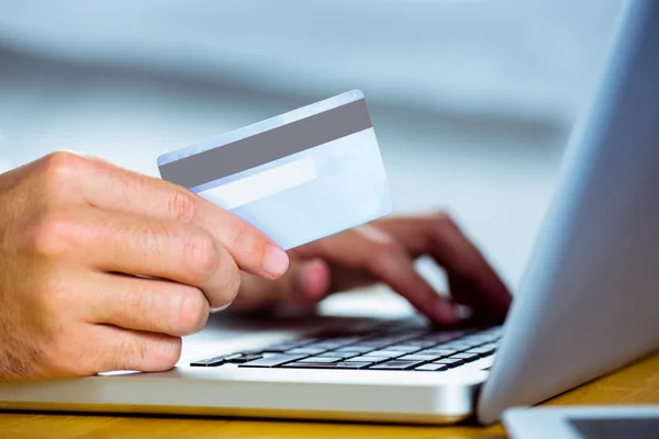 Man met laptop voor online winkelen — Stockfoto