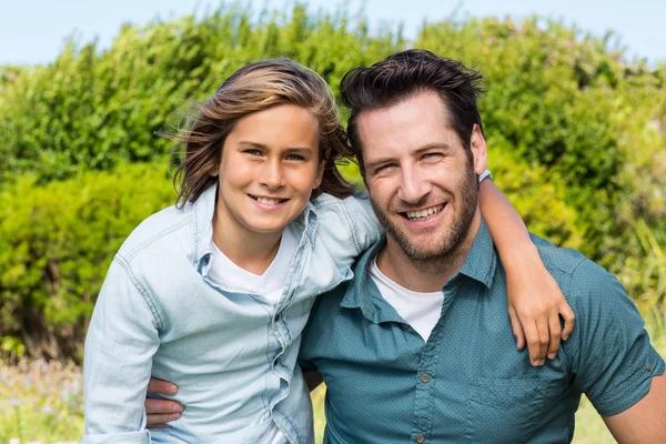 Padre e figlio sorridenti alla macchina fotografica — Foto Stock