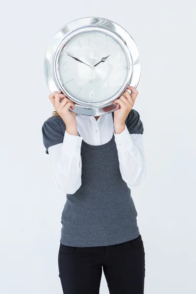 Frau hält Uhr vor den Kopf — Stockfoto