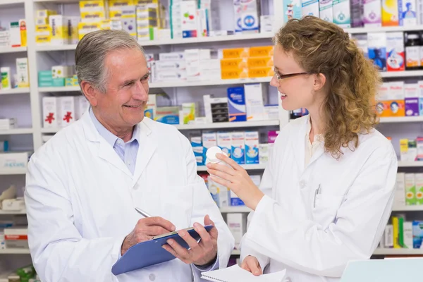 Apotekspersonal talar tillsammans om medicinering — Stockfoto