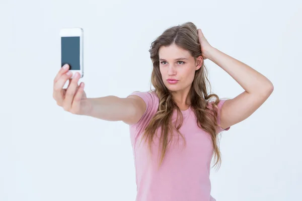 Hezká blondýnka s selfie o sebe — Stock fotografie