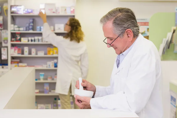 Farmacista senior che mescola un medicinale — Foto Stock