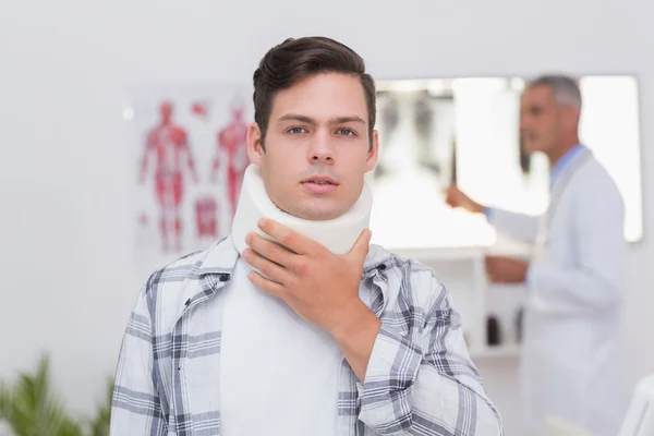 Paciente com cinta cervical — Fotografia de Stock