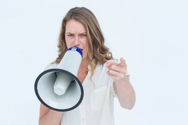 Femme criant à travers un haut-parleur — Photo