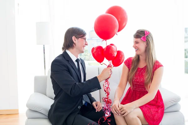 Pareja geek con globos rojos — Foto de Stock