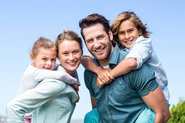 Padres felices con sus hijos — Foto de Stock