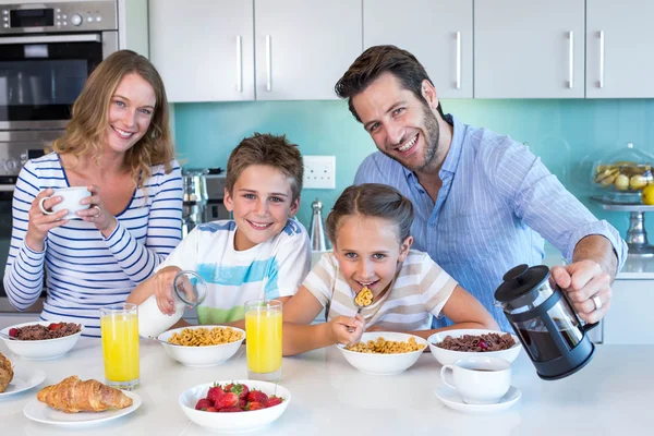 Mutlu bir aile birlikte kahvaltı yapıyor. — Stok fotoğraf