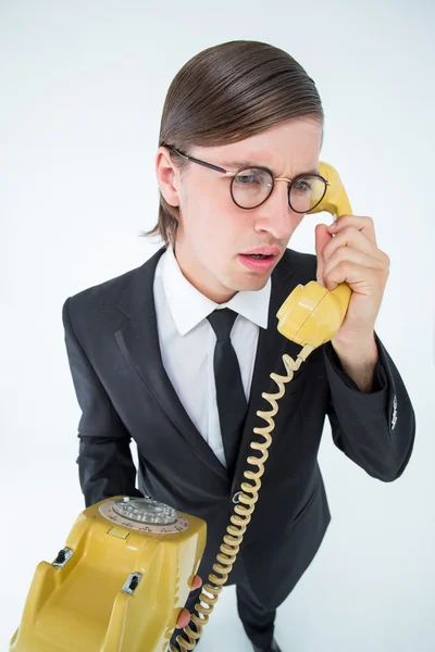 Homme d'affaires geek concentré sur le téléphone — Photo