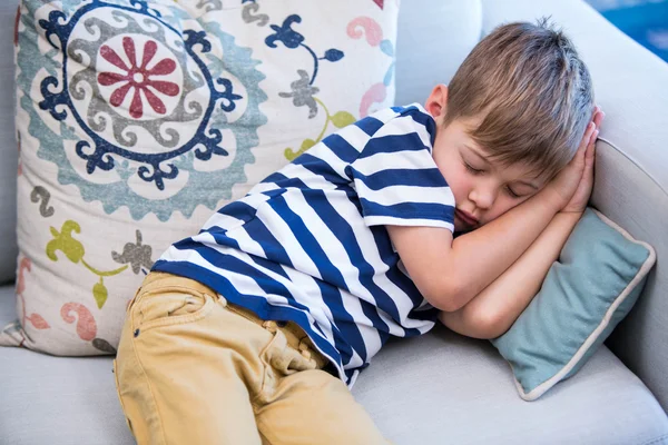 Kleine jongen slapen op de Bank — Stockfoto