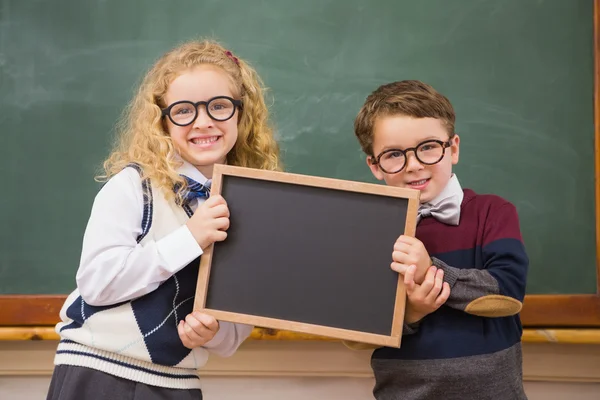 Alumnos sosteniendo pizarra — Foto de Stock