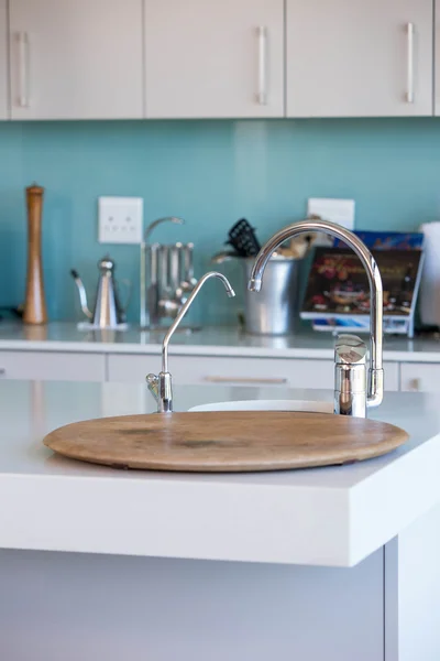 Lege keuken met witte kasten — Stockfoto