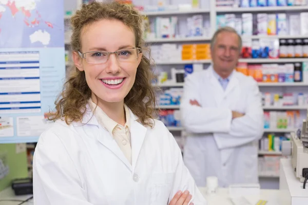 Équipe de pharmaciens souriant à la caméra — Photo