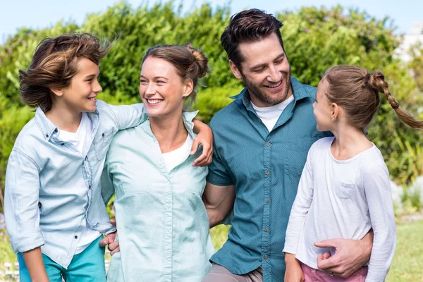 Lycklig familj ler mot varandra — Stockfoto