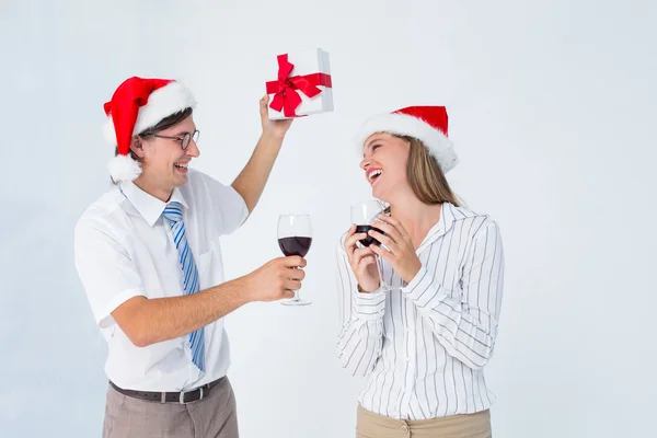 Geeky hipster pareja bebiendo vino tinto —  Fotos de Stock