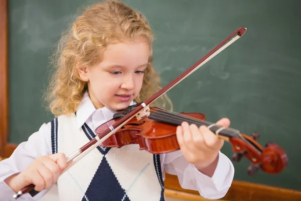 可爱的学生演奏小提琴 — 图库照片