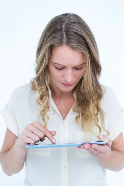 Kvinna som använder tablettdator — Stockfoto