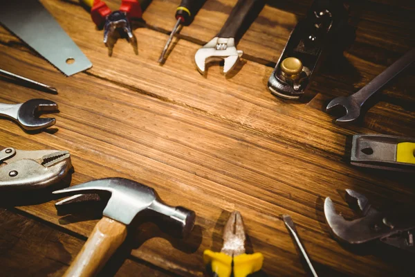 Herramientas de bricolaje dispuestas en la mesa — Foto de Stock