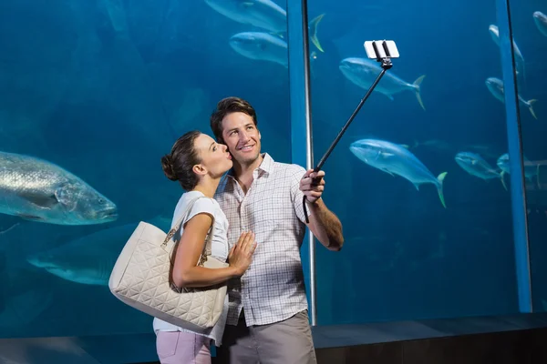 Pareja feliz usando selfie stick —  Fotos de Stock