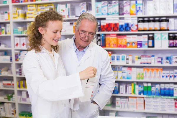 Team of pharmacist talking about medication — Stock Photo, Image