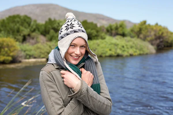 Счастливая случайная женщина на озере — стоковое фото