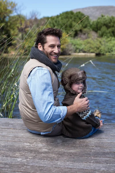 Happy casual father and son at a lake — Stock Photo, Image