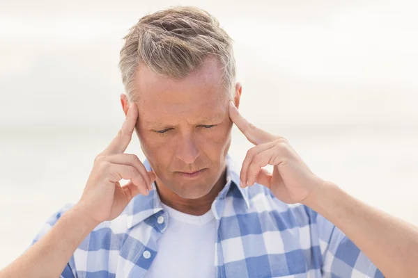 Hombre casual sintiéndose preocupado — Foto de Stock