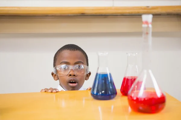 Élève choquée regardant des liquides — Photo