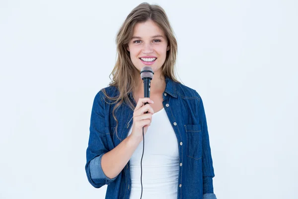 Vrouw zingen met een microfoon — Stockfoto