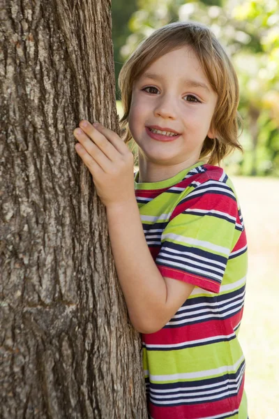 Glad liten pojke i parken — Stockfoto