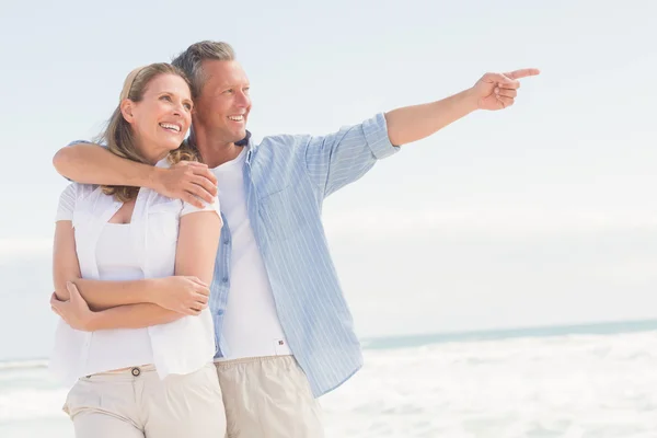 Casal feliz olhando para o mar — Fotografia de Stock