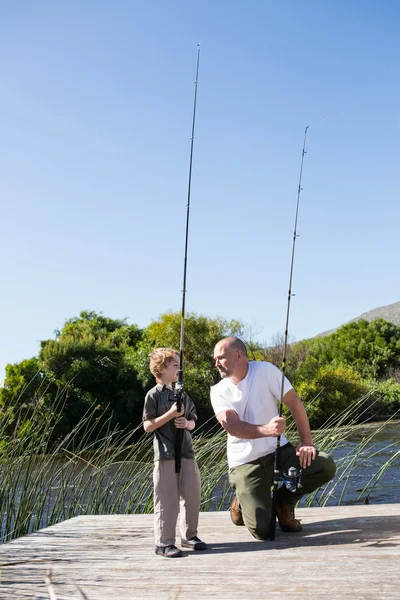 Hombre feliz pescando con su hijo — Foto de Stock