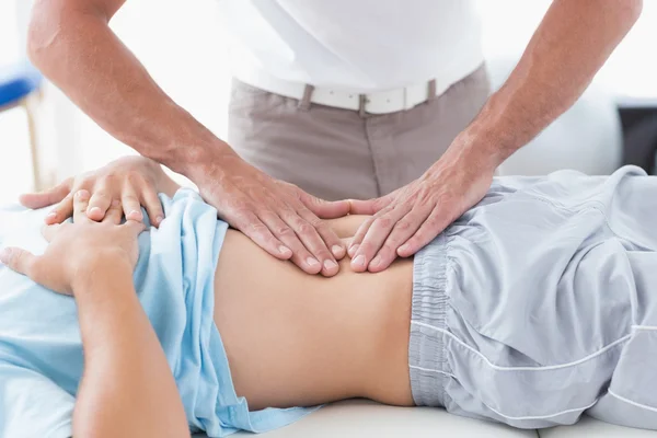 Doctor examinando su estómago paciente — Foto de Stock