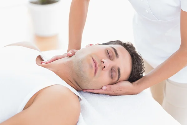 Homem recebendo massagem no pescoço — Fotografia de Stock