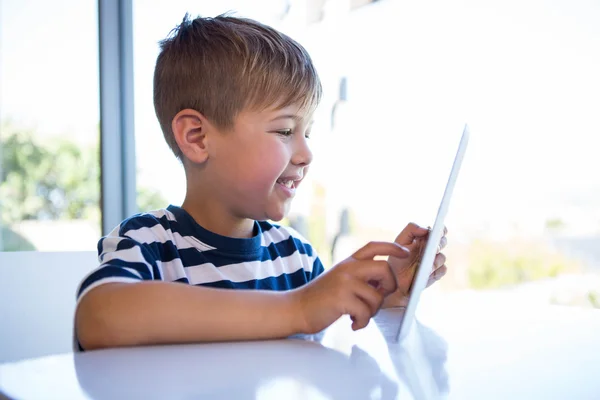 Kleiner Junge mit Tablet-PC — Stockfoto