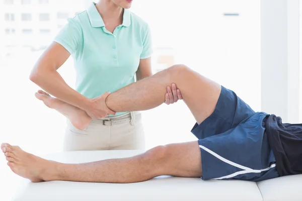 Doctor examining man leg — Stock Photo, Image