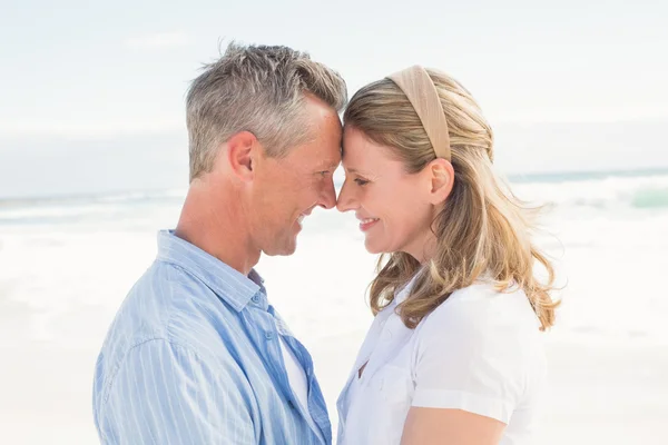 Casal feliz sorrindo um para o outro — Fotografia de Stock