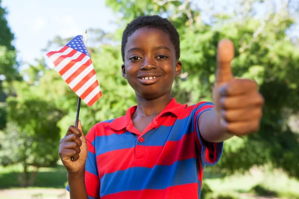 Kleiner Junge schwenkt amerikanische Flagge — Stockfoto